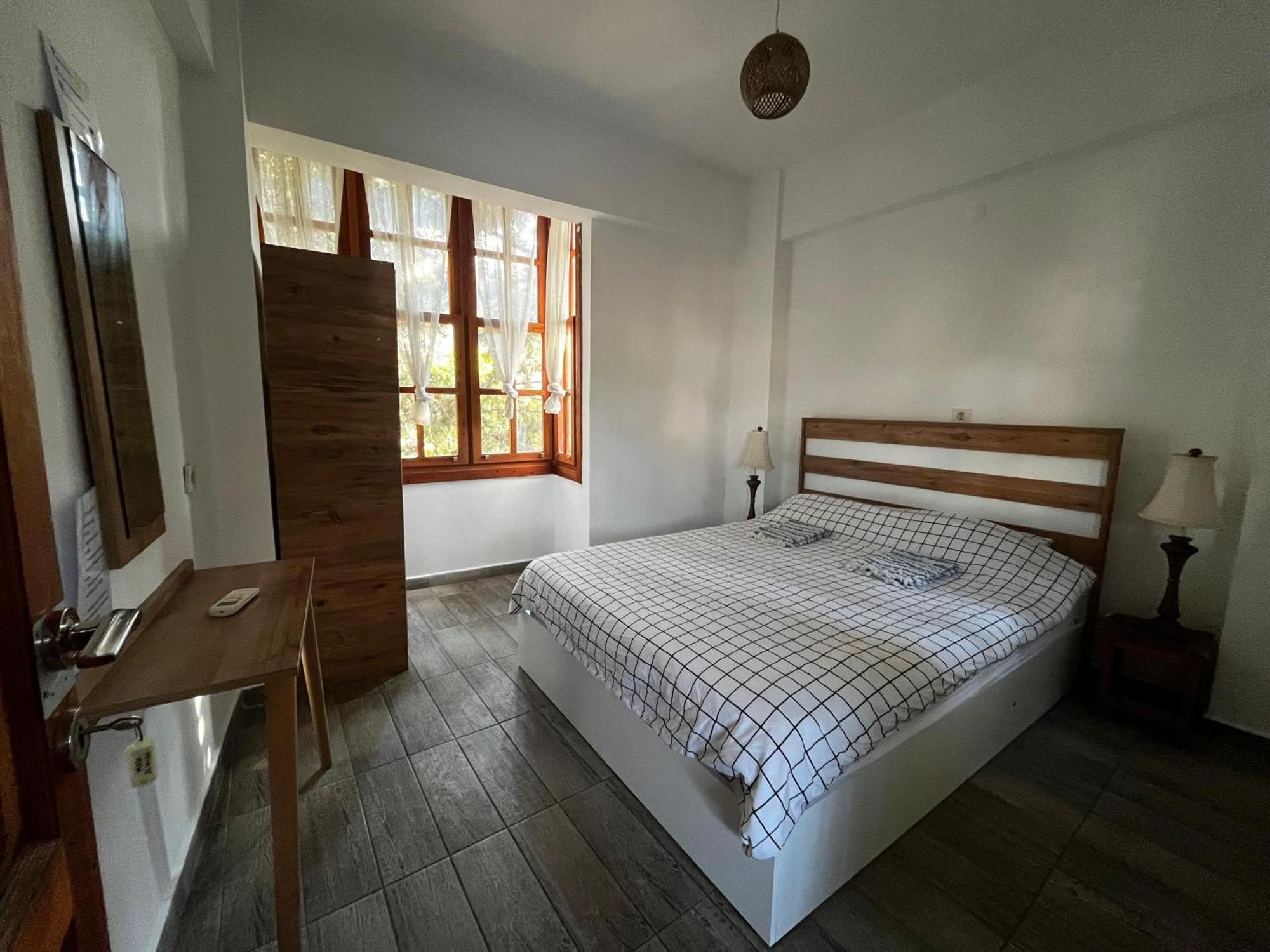 Kuyu Beergarden Hostel Antalya Luaran gambar