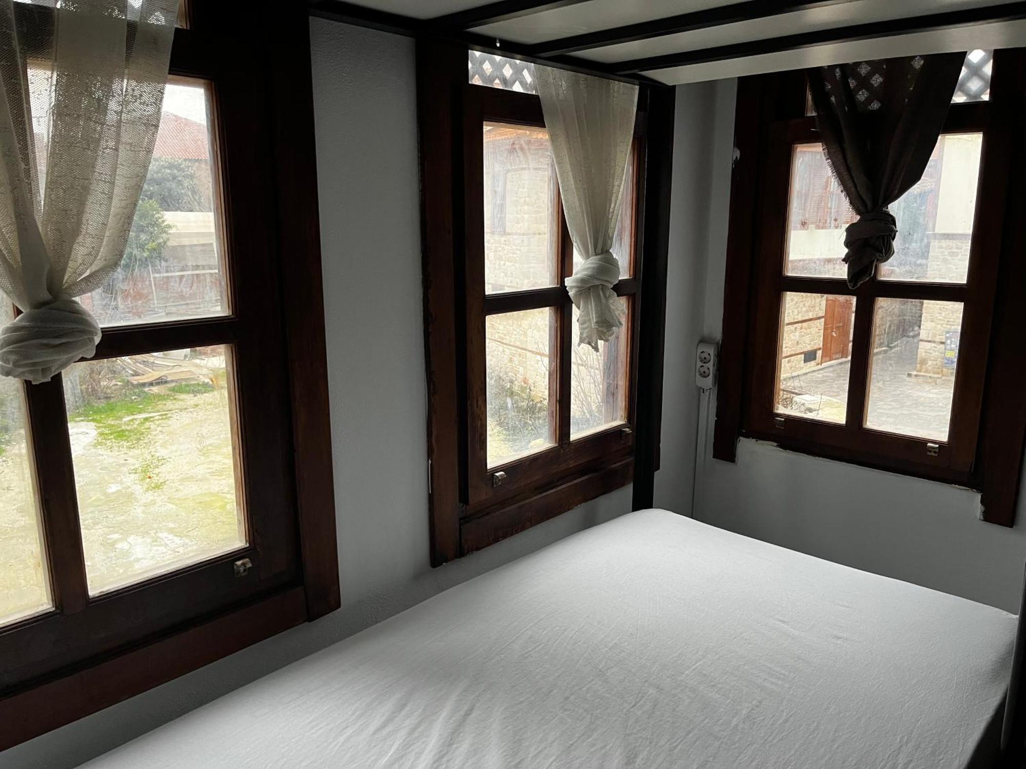 Kuyu Beergarden Hostel Antalya Luaran gambar